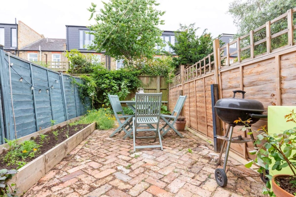 Newly Renovated 2 Bedroom Apartment in Earlsfield With Garden