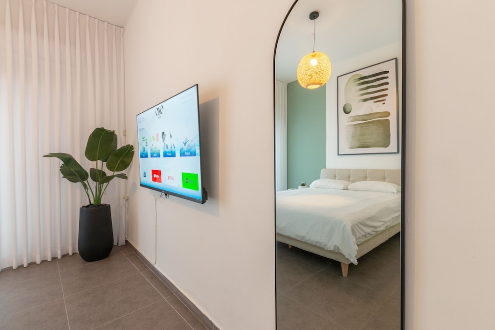 Stunning Chic 2 BR Ibn Gvirol St view 2