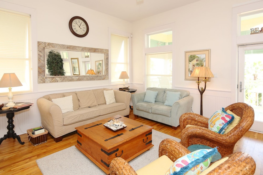 Endless Summer - Private Home 50 Feet To Beach Access 3 Bedroom Home by RedAwning