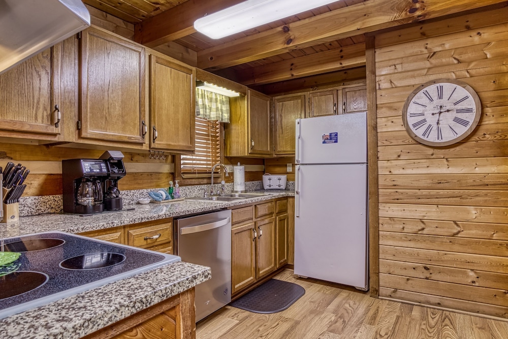 Fantastic Pet Friendly Cabin Hot Tub Fire Pit