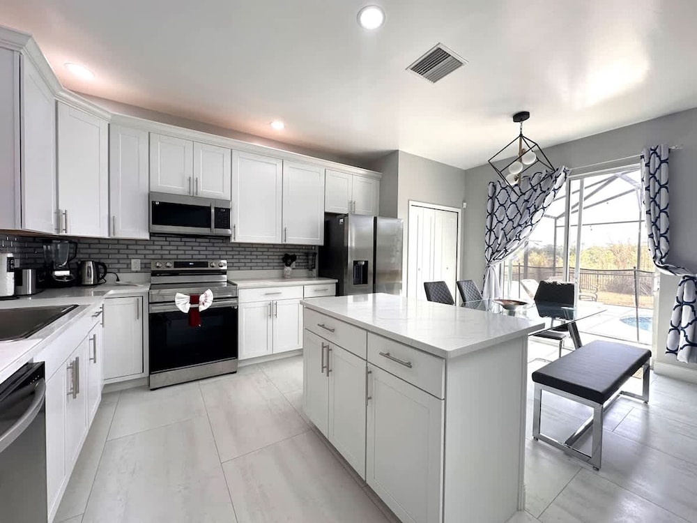 Luxury Villa Near Disney 6 Bd Home With Private Pool and Resort