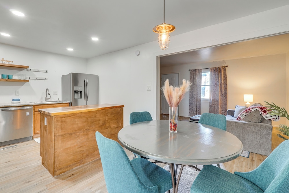 Chic Farmhouse, 3Mi to Lake-pet Friendly & Golfing