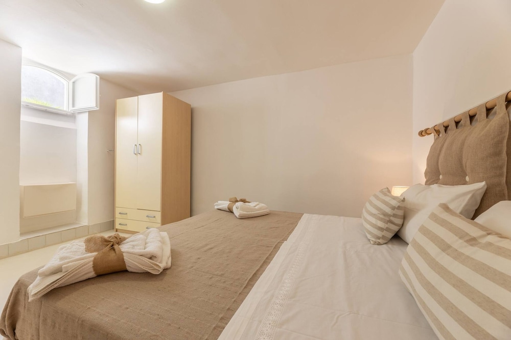 Belvedere - Seafront Apartment - 3 Places