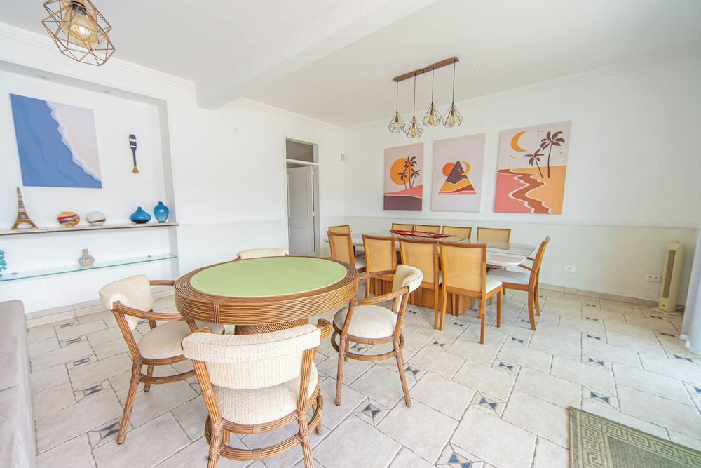 Casa Pet Friendly com 3 su tes a 200m da Praia