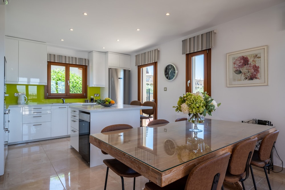 Stunning 3 bedroom villa 'BZ01' with private pool, stunning views, communal pool and resort facilities, Zephyros Village on Aphrodite Hills Re view 5