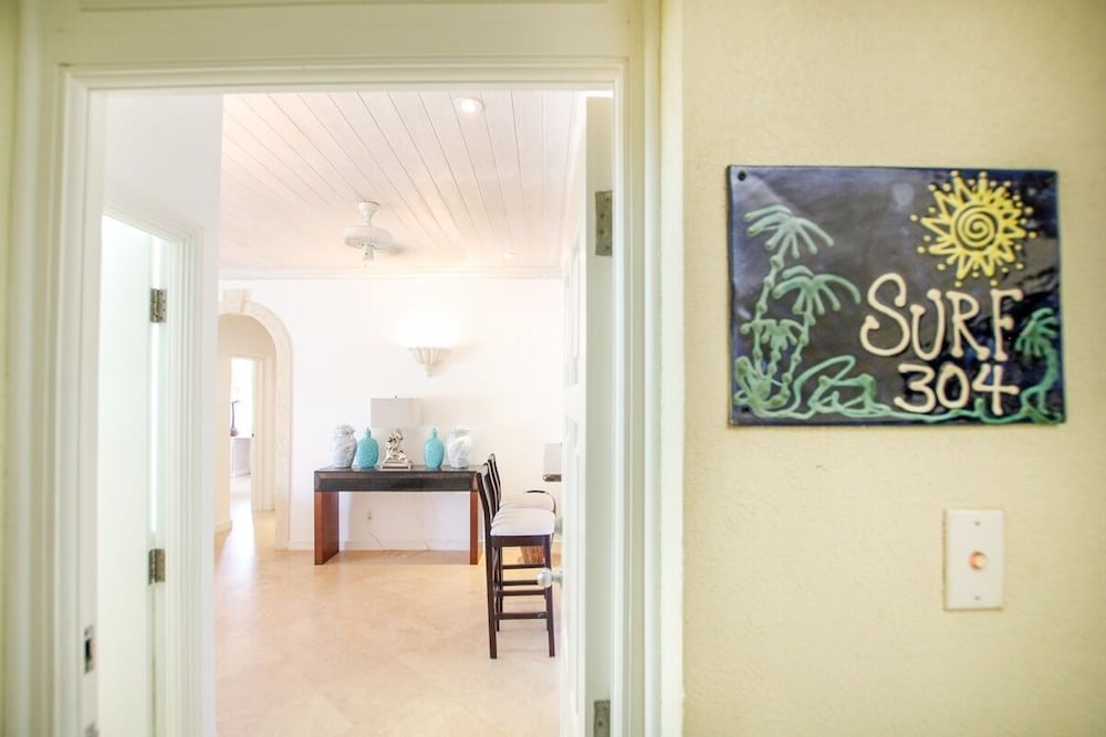 Ocean views apt with shared rooftop pool: Beacon Hill Surf by BSL Rentals