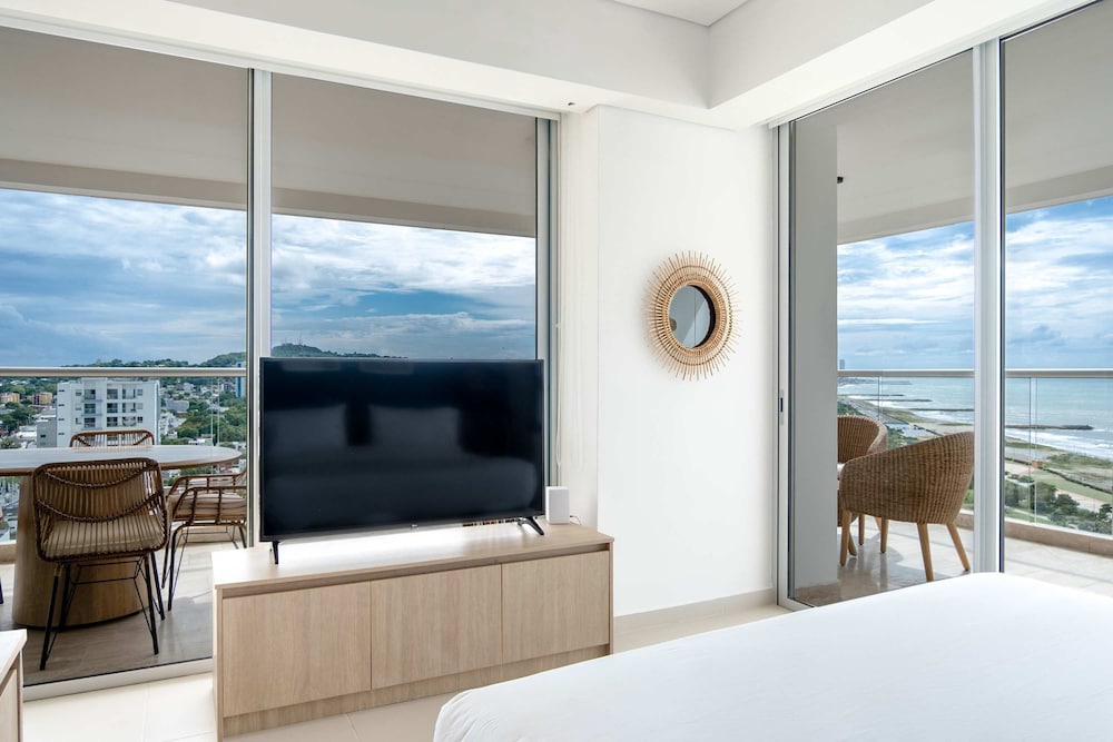 w Majestic Loft w Ocean View in Crespo