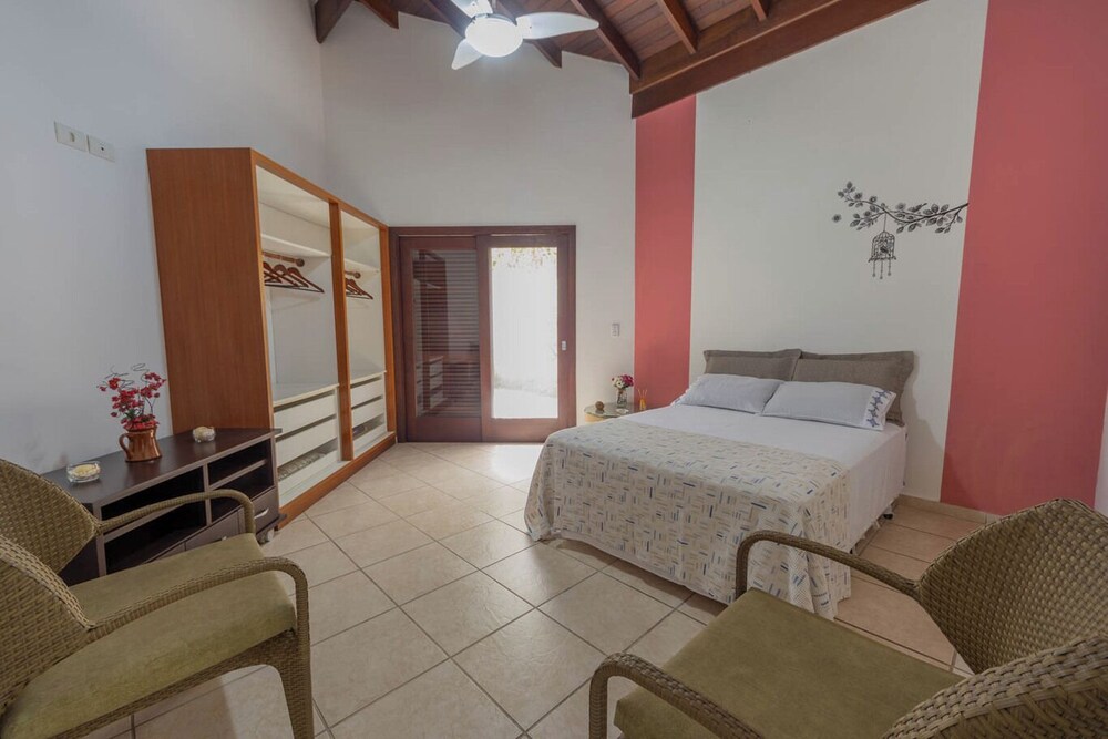 Casa com rea Gourmet e Quintal a 200 m da Praia