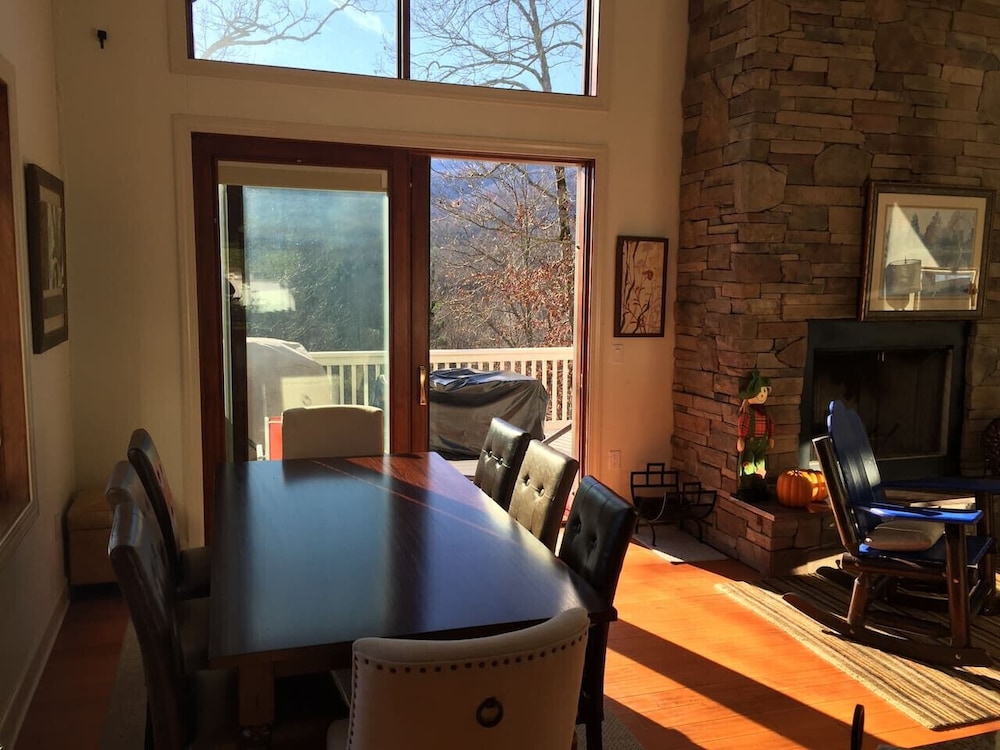 Spectacular 4BR Mountain Home Sleeps 12