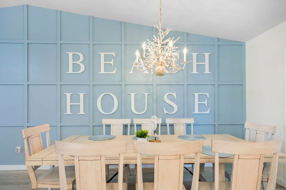 Walk to Beach BBQ Screened Patio Beach Gear