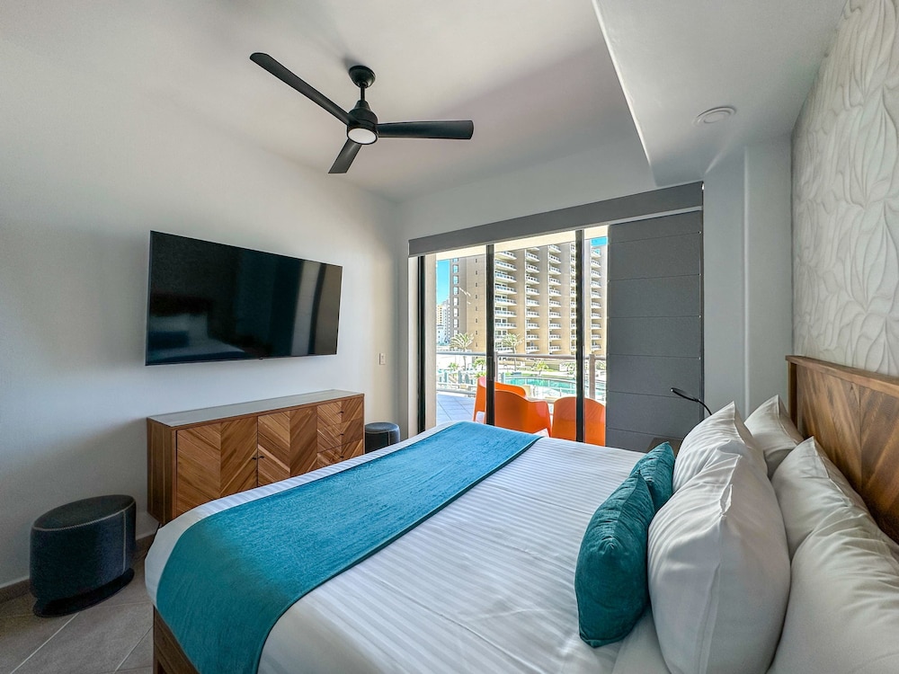 Luxury Ocean View Condo w Huge Deck