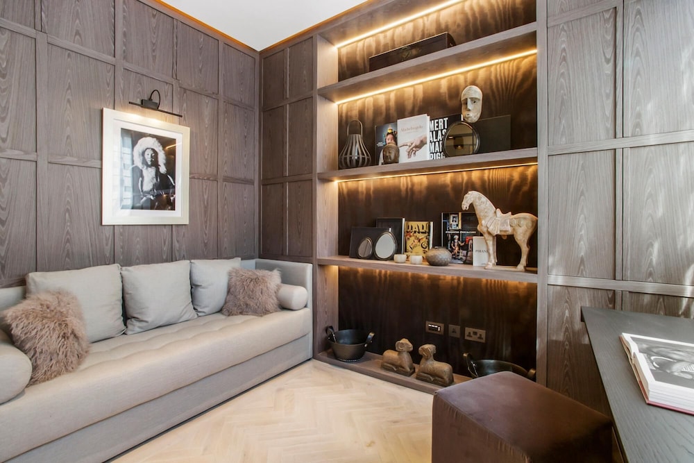 Luxurious Mews House in Pavilion Road - 3 Bedroom