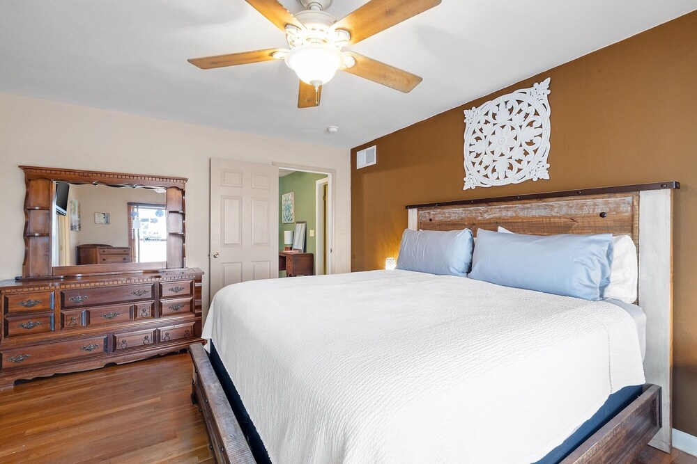 Hollmig-the Gathering Place 3 Bedroom Home by RedAwning view 2