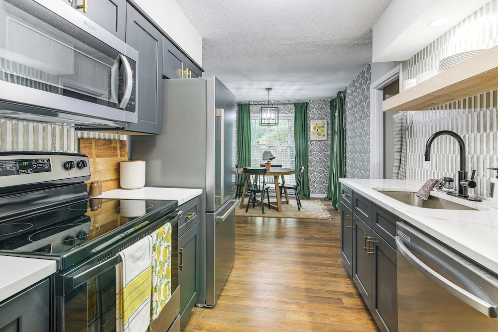 6 Mi to Shelby Farms Park: Family Home in Memphis