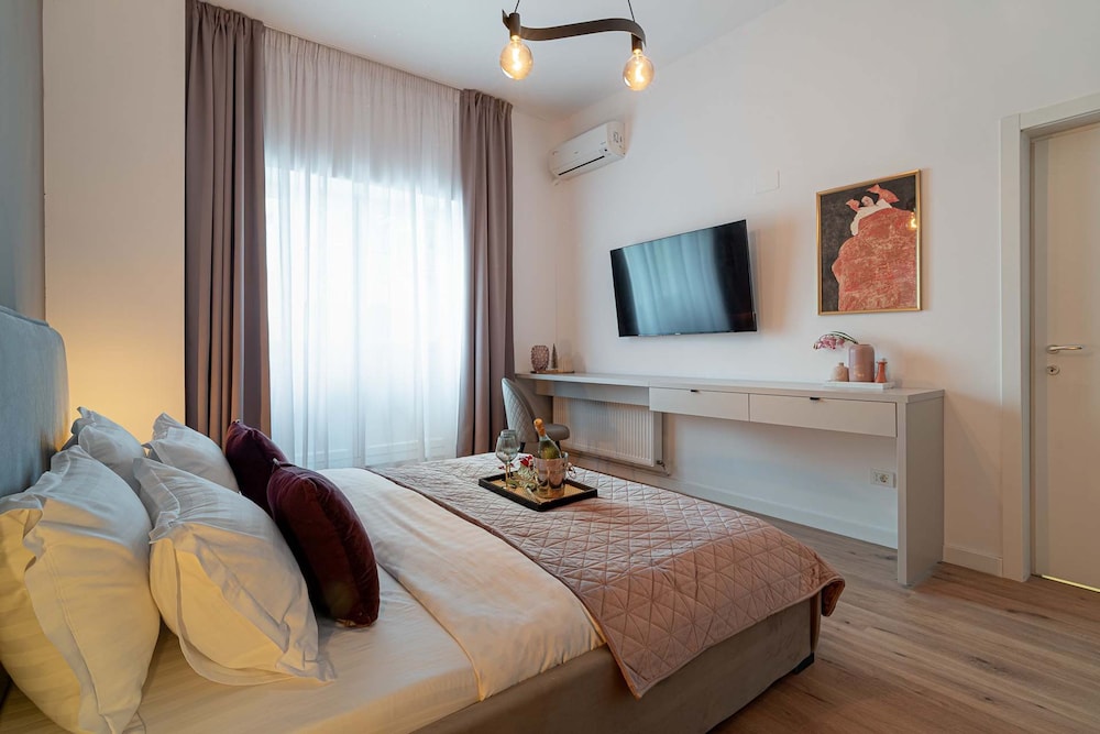 Loggia Luxe 5BR Living in Universitatii Area