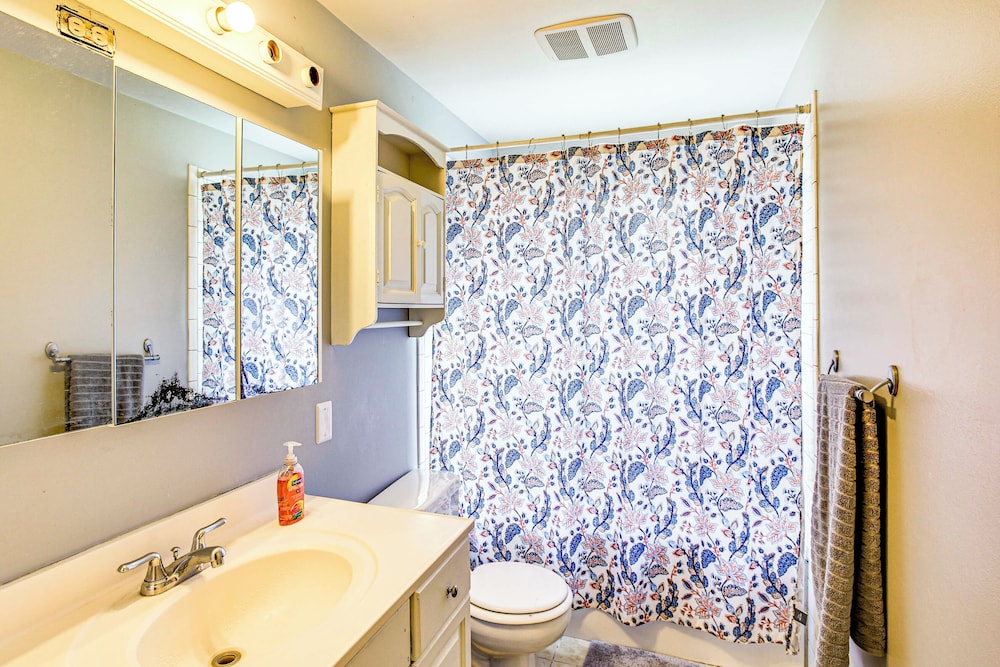 Seatac Home w/ Patio & Grill - 3 Mi to Airport!
