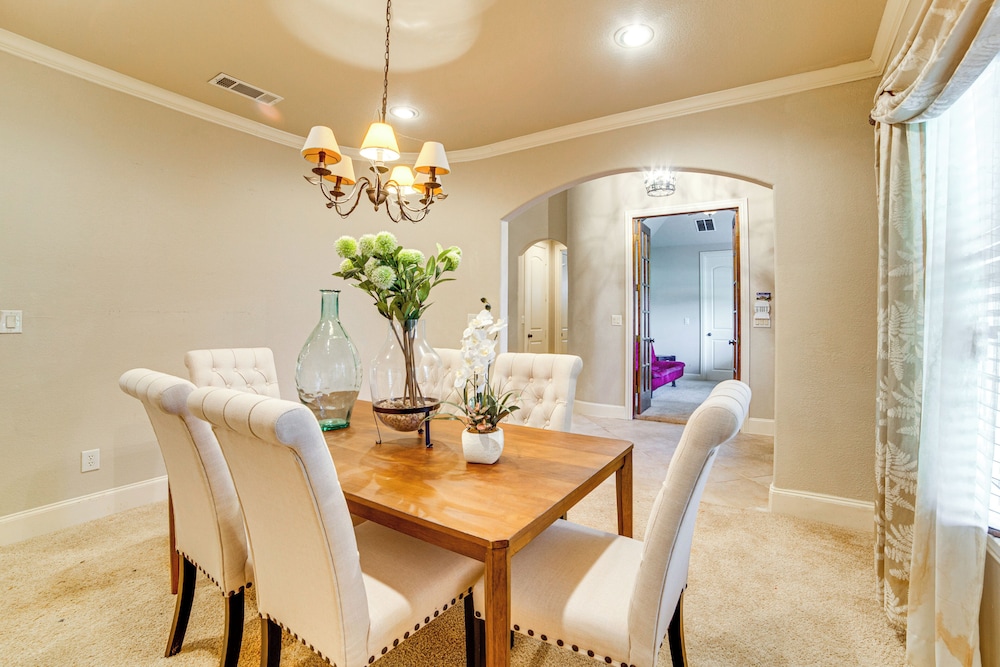 Spacious Texas Retreat w/ Community Pool