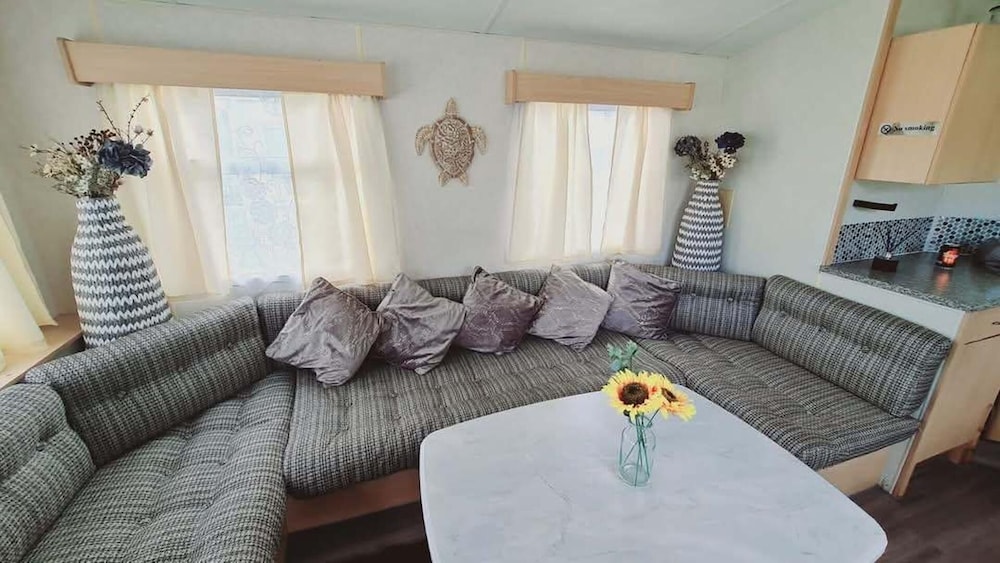 3-bed Cabin, Sleeps 6 With Pool & 5 Mins to Beach