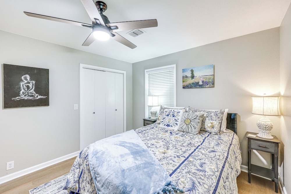 Walk to Lake Desoto: Hot Springs Village Retreat!