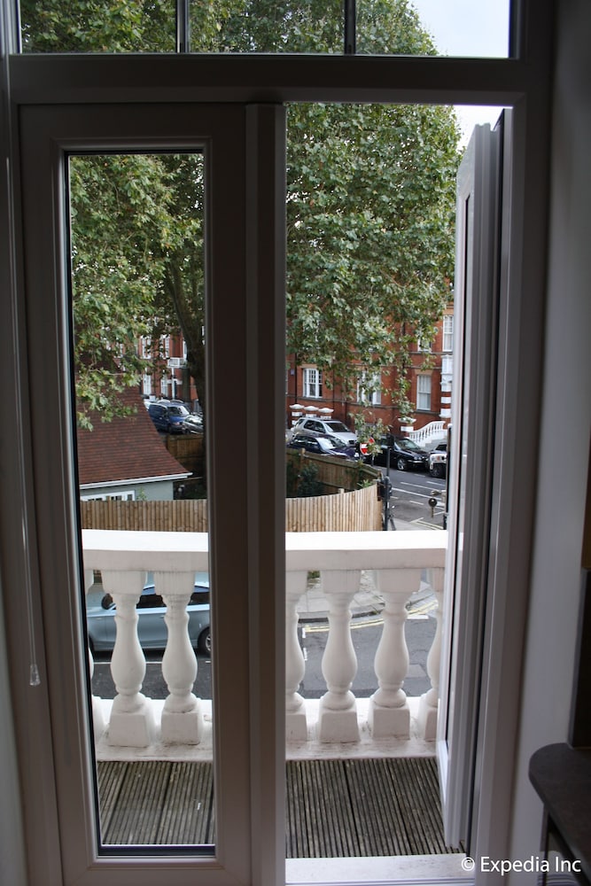Barons Court Apartments by Viridian Apartments