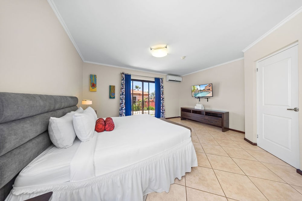Gold Coast 4br4 5BA Villa w Privatepool Gym