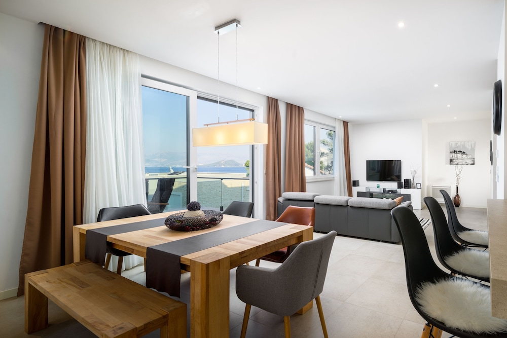 Acadia Beach Villas & Apartments, Slatine