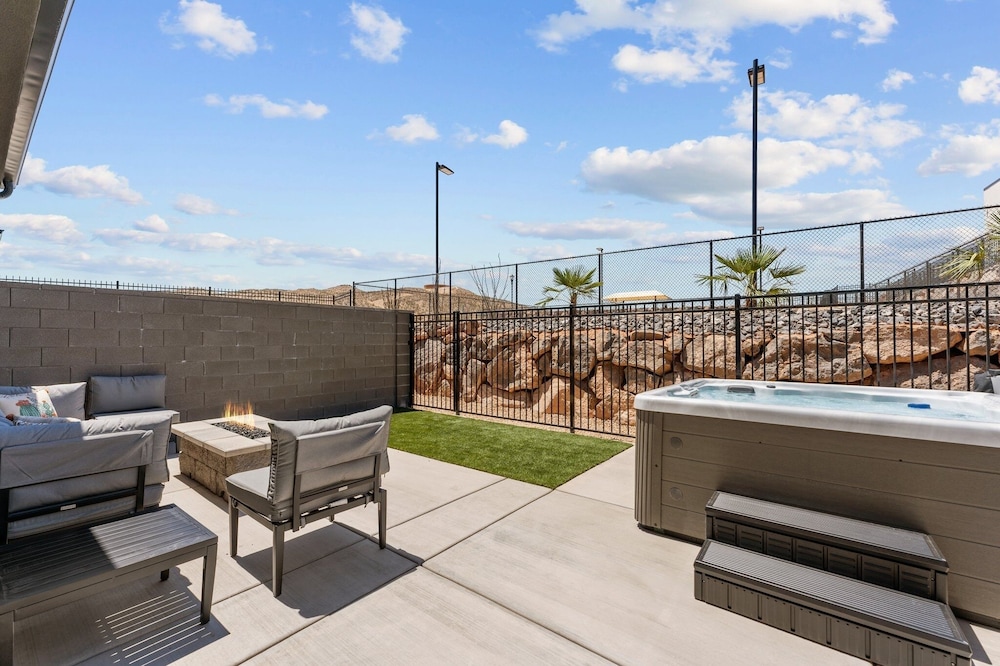 Popular Poolside Retreat 4 Bedroom Townhouse