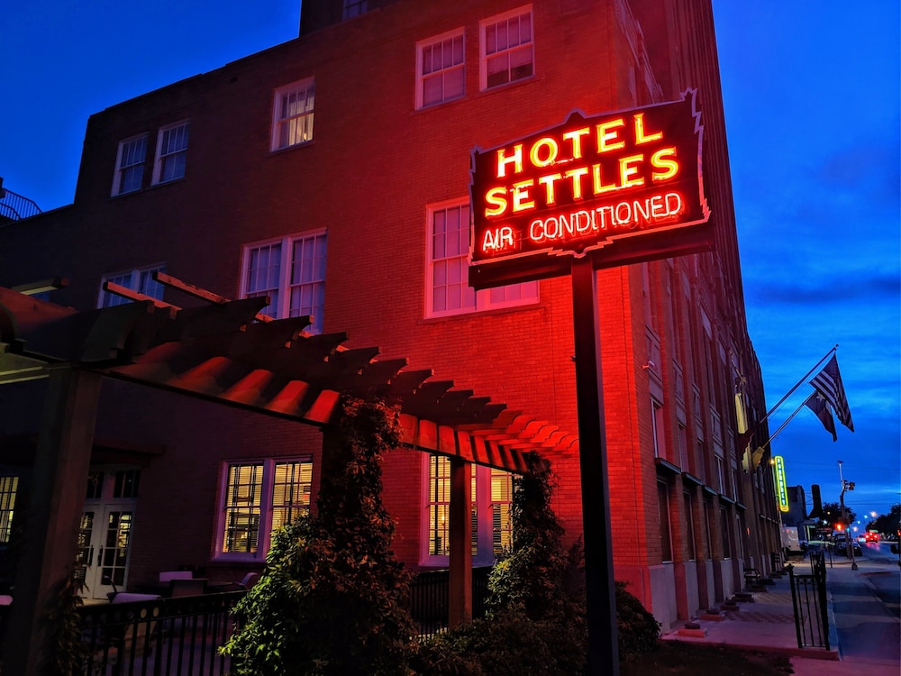 Big Spring Vacations - Hotel Settles - Property Image 9