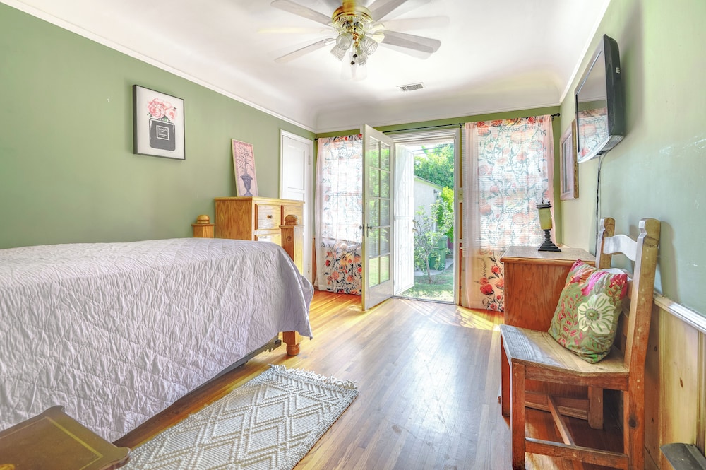 5 Mi to Sofi Stadium: Charming Family Home!