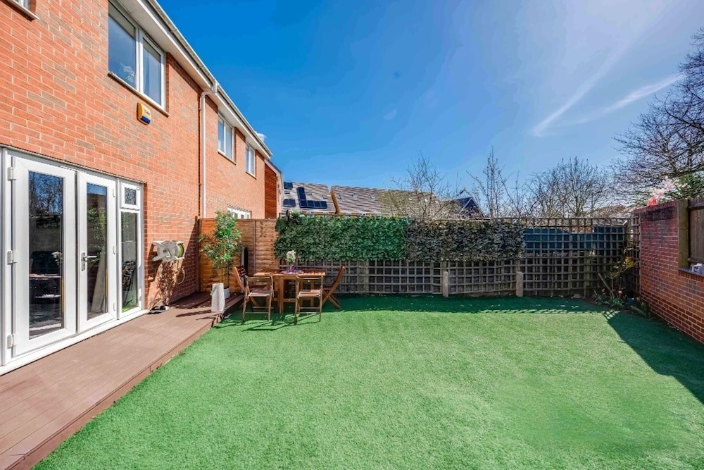 Dartford 3-bed House, Sleeps 7, 10 Mins to Station
