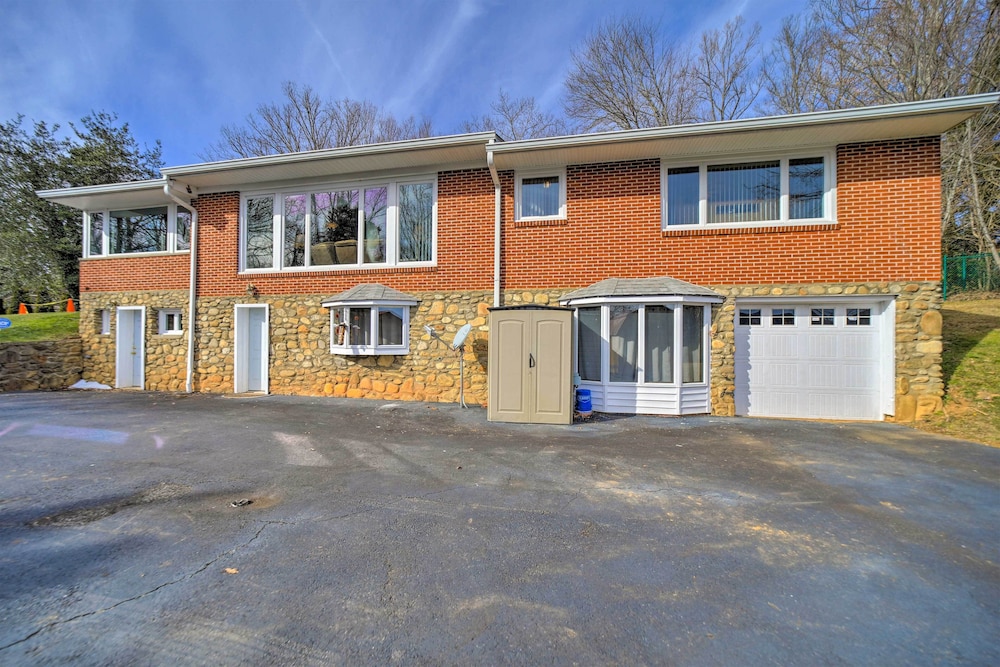 Inviting Waynesville Home Near Main St Shops view 4