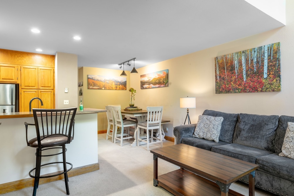 Cimarron Lodge 14 by Avantstay Ski-in Ski-out Property in Complex w Two Hot Tubs Permit 3601