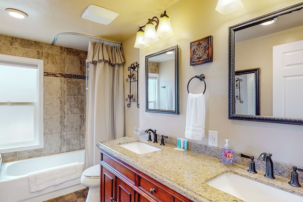 Paradise Point: Lakefront Escape w/ Views