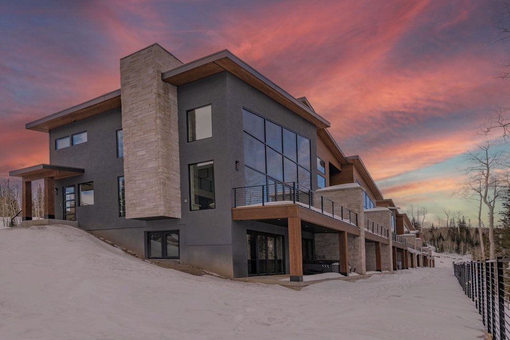 Modern Ski-in/out Home in Brian Head w/ Deck
