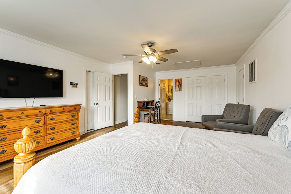 9 Mi to Dtwn: Greenville Home w/ Screened Patio!