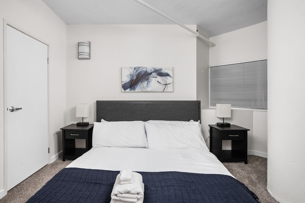 Indianapolis Vacations - 2BR 2BA The Block Apartment - CozySuites - Property Image 18
