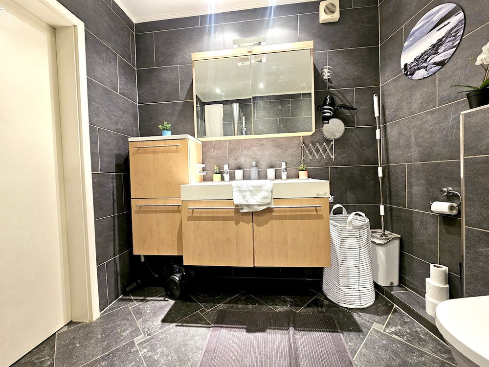 Well Appointed 2BR w terrace&parking