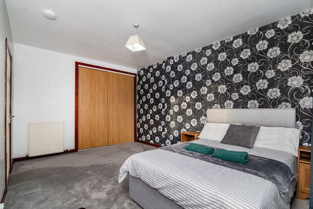 4 Bedroom House - Free Parking