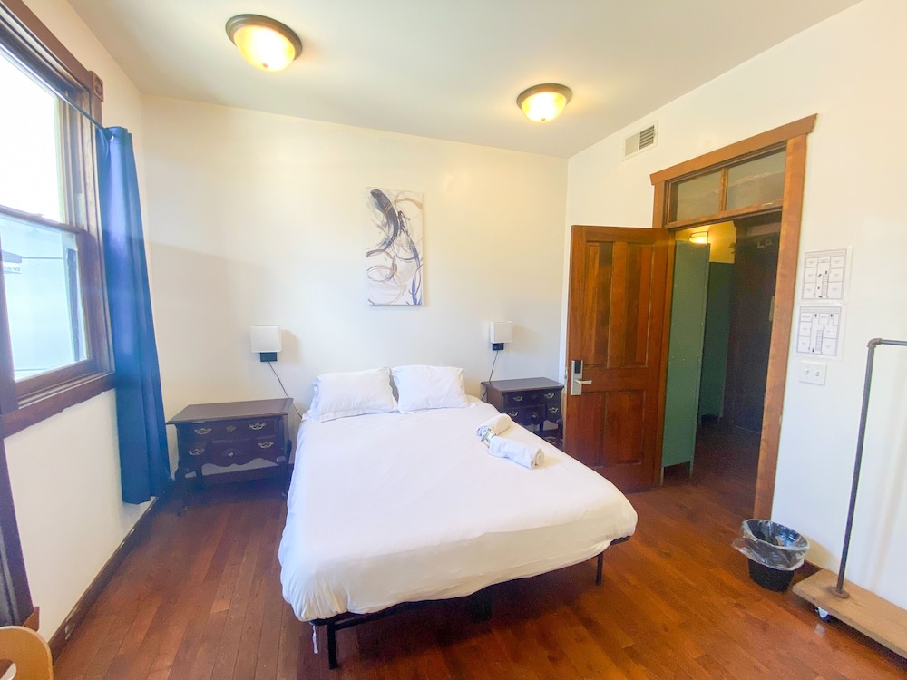 International Travelers House Hostel \- Downtown San Diego Little Italy.