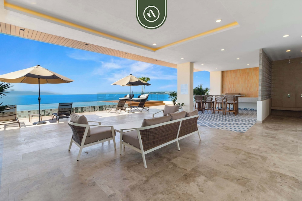 New Stylish 1 BR Condo - Ocean Views - Flex Room