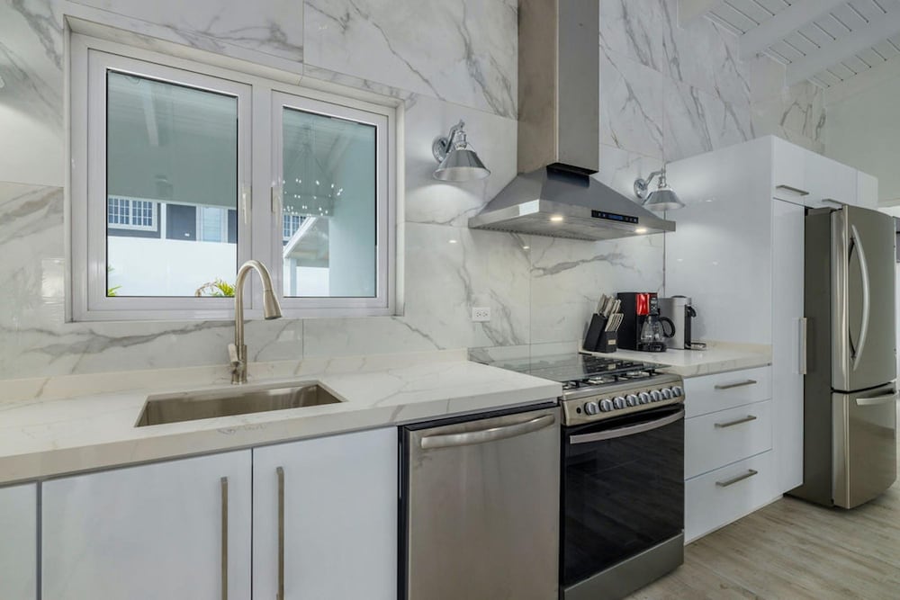 NEW 5BR Villa w Privatepool 3min to Eagle Beach