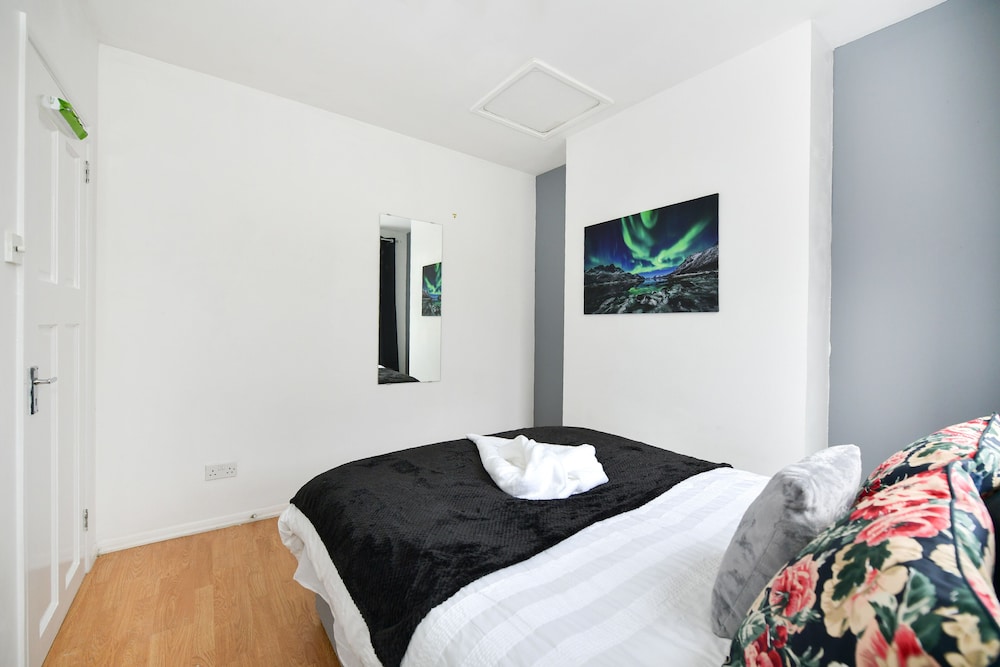 Impeccable 4-bed House With Garden in Brixton
