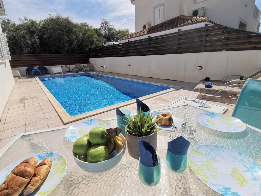 Sobella Villa - 3 Bedroom Villa With 10 x 4 Pool