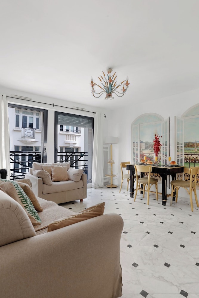 Stylish 2BR for 6 by Champs-Elysees