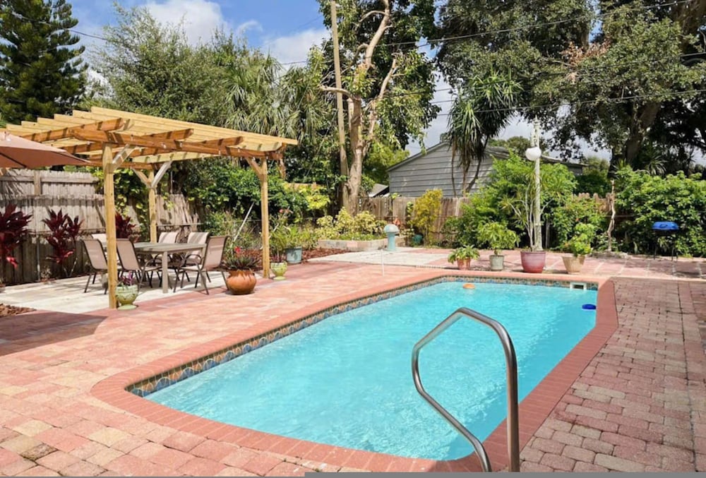 Pool Home in Seminole 5miles to Beach
