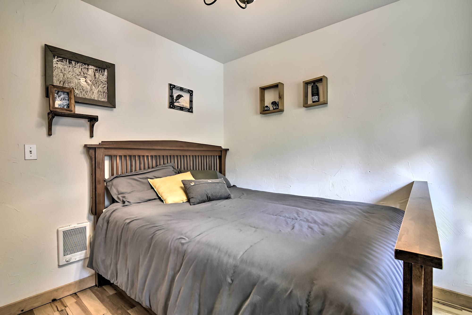 Cozy Rhododendron Cabin: Hike & Ski Nearby! view 2