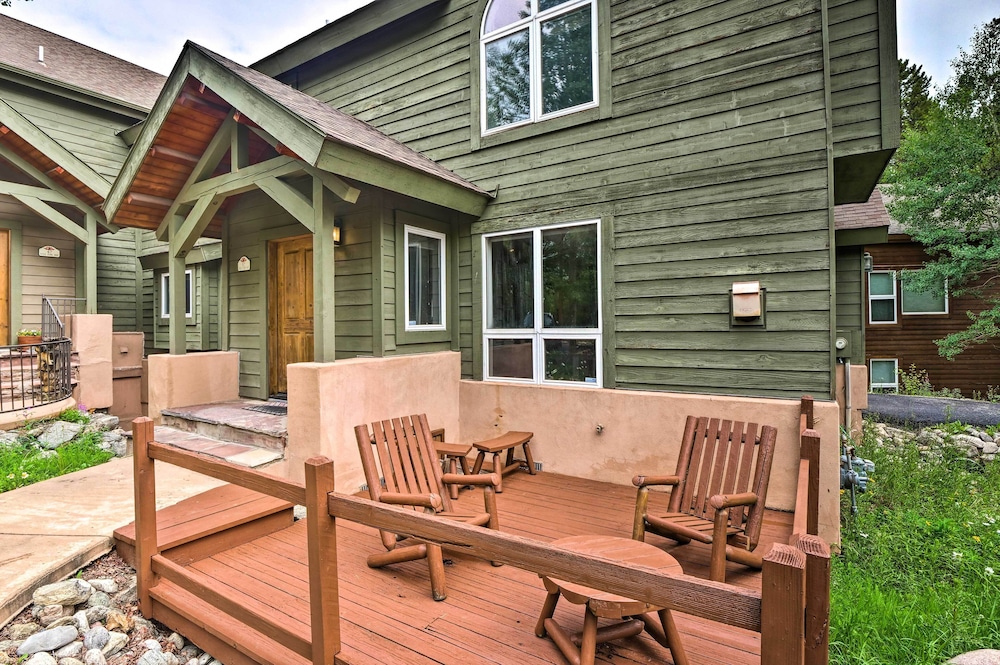 Spacious Breck Gem w/ Hot Tub: Walk to Ski Shuttle view 4