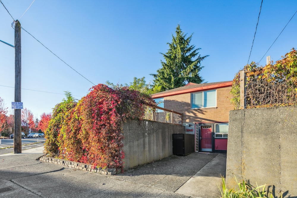 Vibrant 70s Bungalow Vacation Haven On Green Lake! 1 Bedroom Home by RedAwning view 3