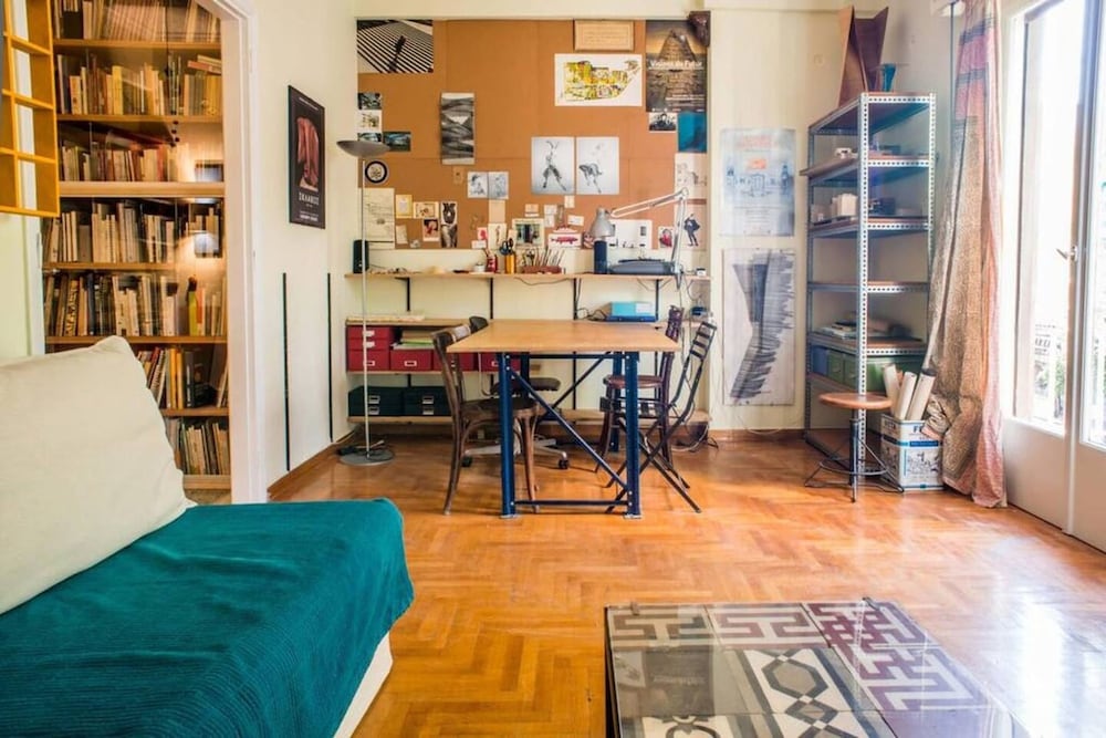 Spacious Apartment Near Parthenon for 6 Persons