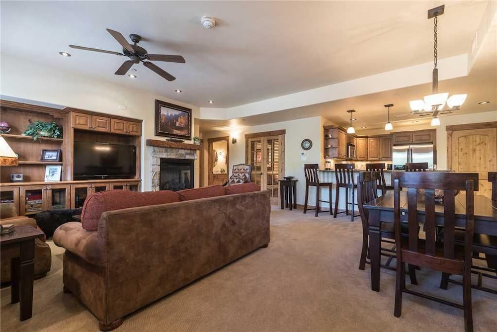5112 Emerald Lodge, Trappeur's Crossing Apartment 2